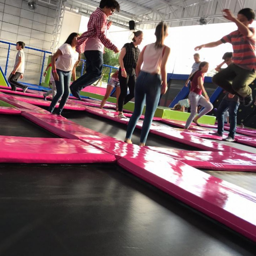 Disfruta del placer de saltar, rebotar, hacer piruetas y sentir la sensación de libertad en  más de 30 trampolines creados para ti.