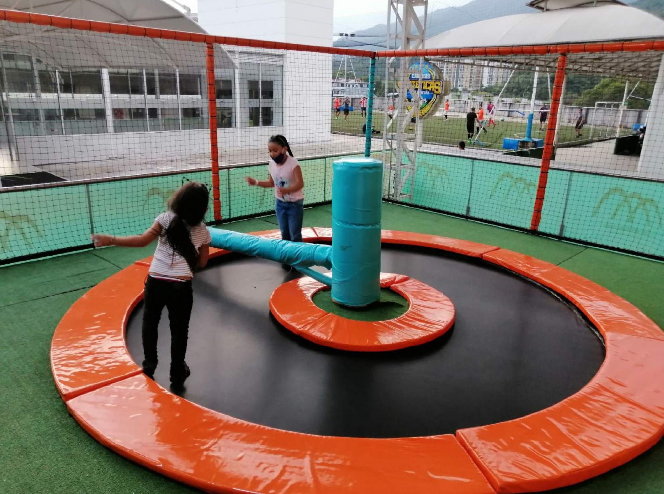 Salta y agáchate, no dejes que las manecillas te derriben.