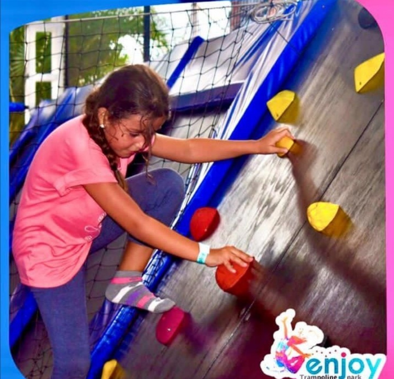 Prueba tu agilidad llegando a la cima y atrévete a escalar sintiendo la adrenalina.