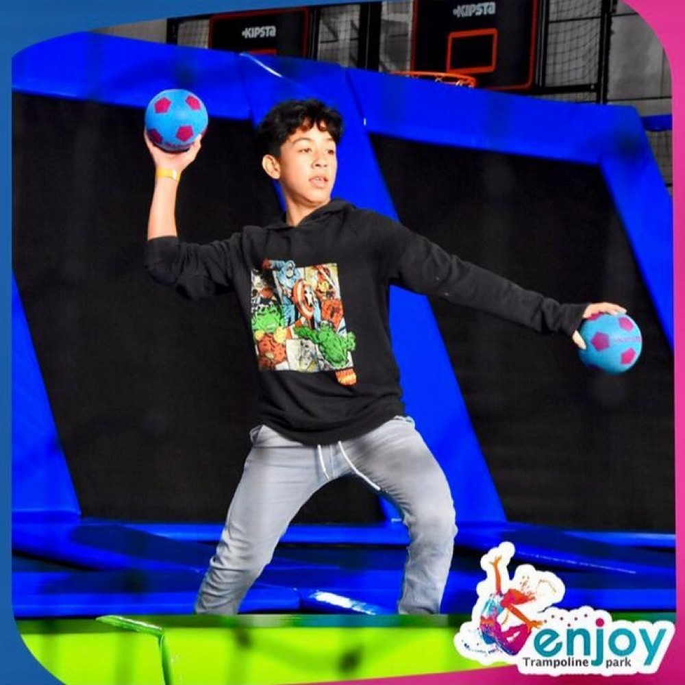 Arma equipos con tus amigos y no dejes que el balón te toque.